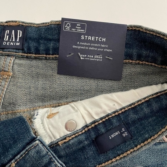 New Gap 3” High Rise Denim shorts Distressed Size 26 - Picture 3 of 7